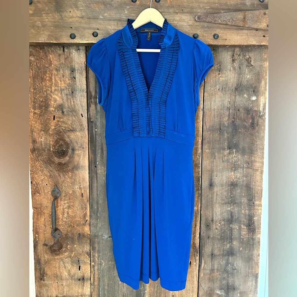 BCBG MAX AZRIA Blue cocktail dress satin trim short sleeves pleated waste Small